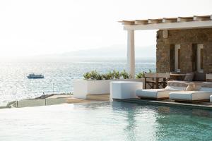 A piscina localizada em Porto Mykonos ou nos arredores