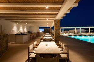 A piscina localizada em Porto Mykonos ou nos arredores