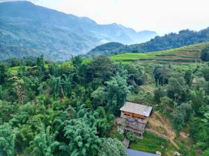 Phong cảnh thiên nhiên gần nhà gỗ
