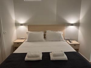 Postel nebo postele na pokoji v ubytování Hermes Central Suite