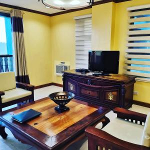 TV a/nebo společenská místnost v ubytování Crosswinds Tagaytay Three Bedroom Suite