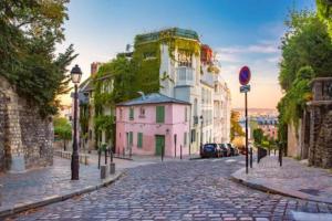 a cobblestone street in a city with buildings at chambre double cote d'azure in Nouzilly