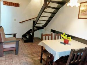 una sala da pranzo con un tavolo e una scala a chiocciola di Apart Rose Garden a San Martín de los Andes