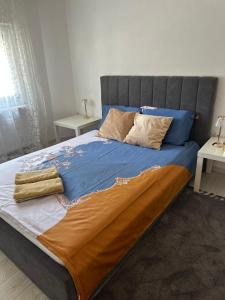 A bed or beds in a room at Beli Dvor na Dunavu