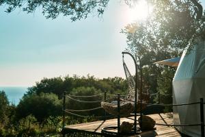 Peisaj natural din apropierea al acestui cort de lux