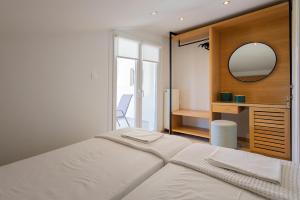 Postel nebo postele na pokoji v ubytování Kallikratia Suites 1