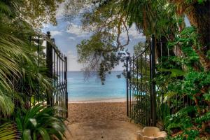una puerta abierta a una playa con el océano detrás de ella en Waverly One townhouse, en Saint Peter