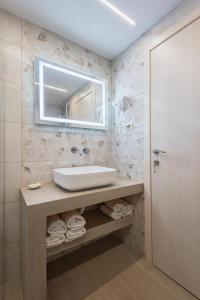 Koupelna v ubytování Kallikratia Suites 1