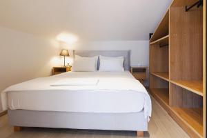 Postel nebo postele na pokoji v ubytování Kallikratia Suites 1