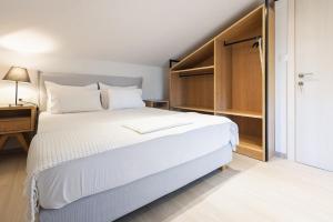 Postel nebo postele na pokoji v ubytování Kallikratia Suites 1
