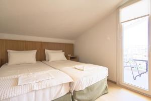 Postel nebo postele na pokoji v ubytování Kallikratia Suites 1