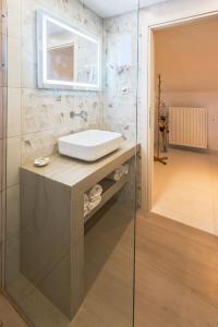 Koupelna v ubytování Kallikratia Suites 1