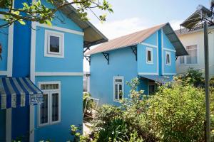una casa azul con techo gris en Moonlight Homestay, en Da Lat