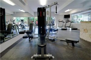 Fitness centrum a/nebo fitness zařízení v ubytování Modern 2 Bedroom Condo with Pool, BBQ & Gym - Solana At Sabbia Condos