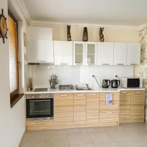 Kuchyň nebo kuchyňský kout v ubytování Olymp SkyView Apartment