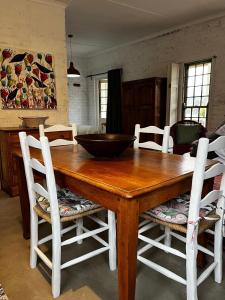 einem Holztisch mit einer Schüssel darüber in der Unterkunft Mez Karoo Cottage in Barrydale