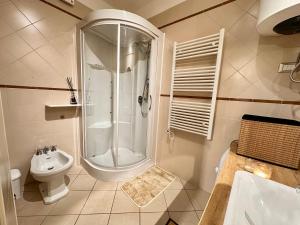 a bathroom with a shower and a toilet and a sink at Marina dei Sogni Bilocale - Fronte mare con parcheggio gratuito e aria condizionata in San Lorenzo al Mare +24 photos
