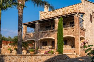 a building with palm trees in front of it at Giovanta Villa in Kondomari