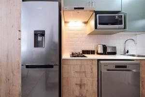 Η κουζίνα ή μικρή κουζίνα στο The Knights Luxury Apartment