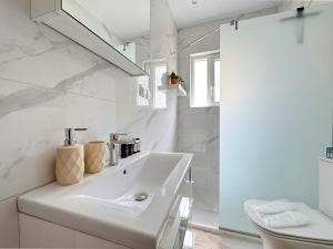 Koupelna v ubytování Cozy Apartment 50m from the sea + 26 fotografií