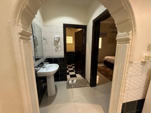 リヤドにあるشركة الميار للشقق المخدومة الرياضの洗面台、鏡、トイレ付きのバスルーム +19枚の写真