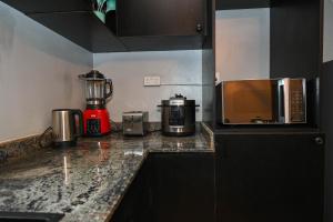 Una cocina o zona de cocina en Cascade Cove Kampala -Jacuzzi - Gazebo with Fountain