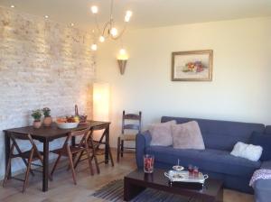 ein Wohnzimmer mit einem blauen Sofa und einem Tisch in der Unterkunft Paradise Villa in Istro