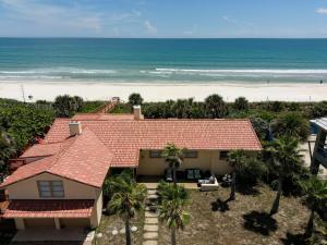 una vista aérea de una casa y la playa en Direct Oceanfront Massive Home with Private Beach Walkway, en Daytona Beach 53 fotos más