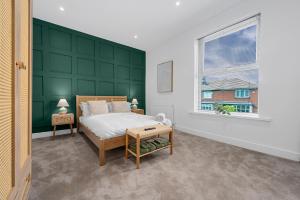 Katil atau katil-katil dalam bilik di Whitefield 2BR Retreat, Free Parking & WiFi, Near Manchester