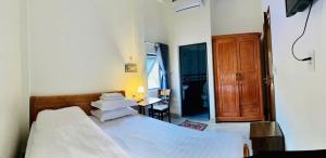 a bedroom with two beds and a wooden door at Hoàng Bách homestay in Dồng Văn