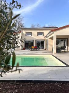 Πισίνα στο ή κοντά στο Maison Auderic