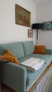 een blauwe bank in een woonkamer bij Cozy independent studio in Roussillon en Isere