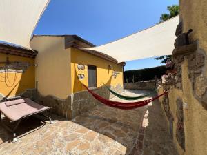 a hammock hanging from the side of a building at Casa di campagna nel Parco del Pollino in Teana