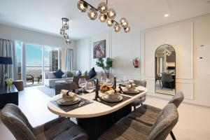 O zonă de relaxare la Luxury2BR Sea View Hot Tub Walk to Burj Dubai Mall +3 fotografii