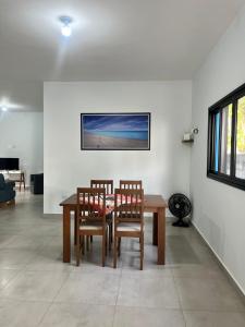 a dining room table and chairs in a room at Casa aconchegante 300mts da praia in São Sebastião