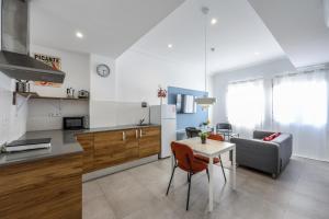 a kitchen and living room with a table and a couch at Apartamento Valencia Malvarrosa in Valencia