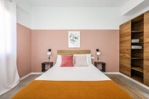 a bedroom with a large bed with two lamps at Apartamento Valencia Malvarrosa in Valencia