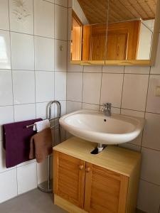 Ένα μπάνιο στο Dachgeschosswohnung im zweiten Obergeschoss