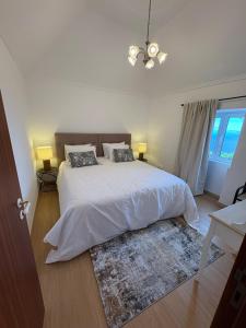 Giường trong phòng chung tại The Blue Cottage