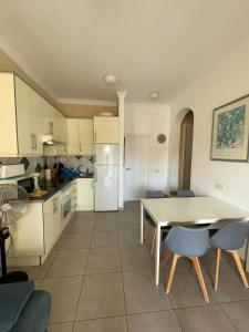 a kitchen and dining room with a table and chairs at Apartament Yucca Fanabe in Adeje