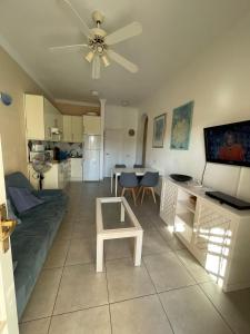 a living room with a couch and a ceiling fan at Apartament Yucca Fanabe in Adeje