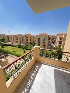 d'un balcon avec vue sur le parc et les bâtiments. dans l'établissement الشيخ زايد, à Sheikh Zayed 7 autres photos