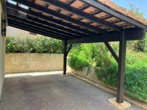 - une terrasse dans l'établissement Holiday house Les Lauriers-roses 6 persons, 1 km from the beach, à Vendres