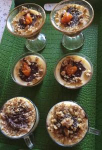 een groep schalen met eten op een groene tafel bij H A Pansiyon in Ayvacık +23 foto's