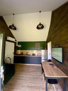 Dapur atau dapur kecil di Domek letniskowy Iwo