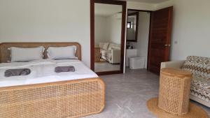 Giường trong phòng chung tại Luxury manao poolvilla with seaview Koh Lanta