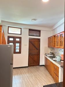 Η κουζίνα ή μικρή κουζίνα στο Trident Kandy Homestay +10 φωτογραφίες