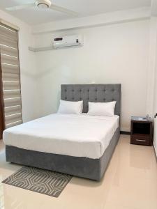 Ένα ή περισσότερα κρεβάτια σε δωμάτιο στο Trident Kandy Homestay