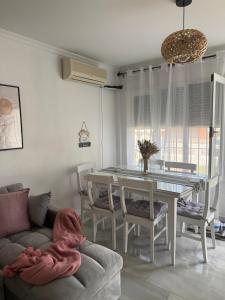salon ze stołem i kanapą w obiekcie Apartamento la almadraba w mieście Chiclana de la Frontera