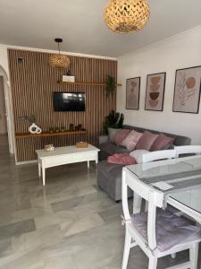 salon z kanapą i stołem w obiekcie Apartamento la almadraba w mieście Chiclana de la Frontera